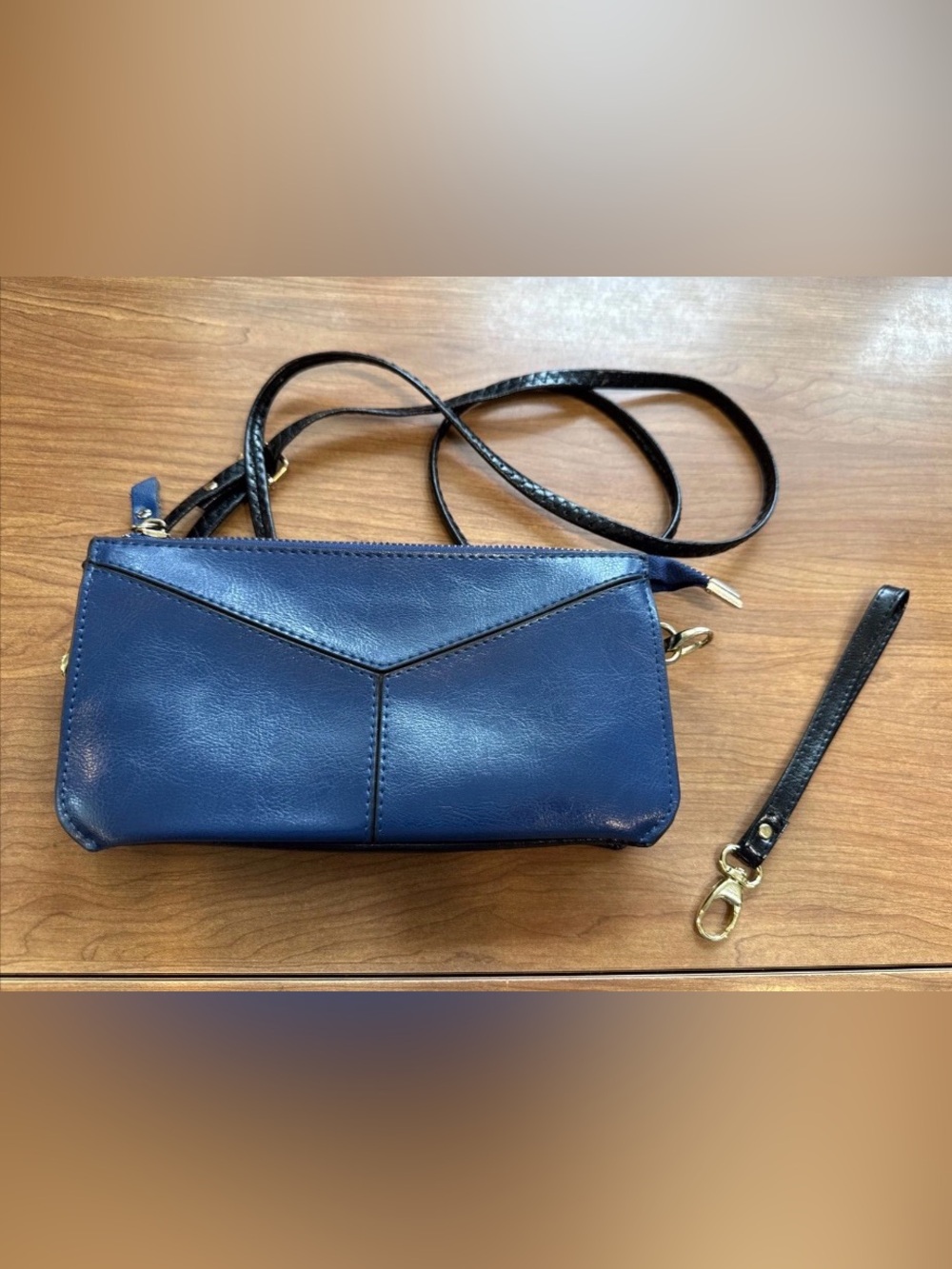 Women’s Navy Crossbody 
Wristlet Bag with Removable Strap